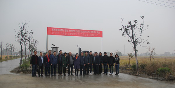 91视频网址入口副总经理朱旭华(左二)为考察团一行详细介绍了水稻病虫害绿色防控设备 91视频网址入口副总经理朱旭华(左二)为考察团一行详细介绍了水稻病虫害绿色防控设备