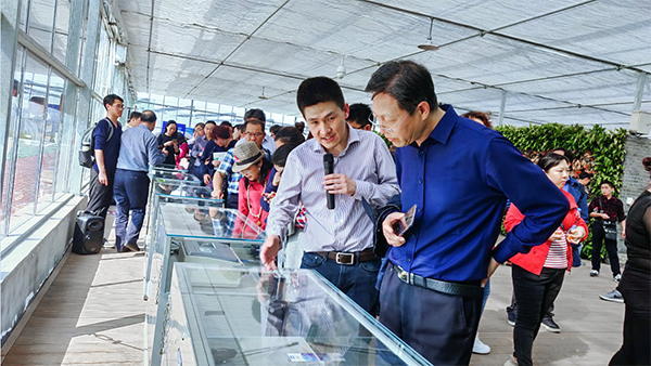 91视频网址入口副总经理陈曦向培训班介绍托普智能终端 91视频网址入口副总经理陈曦向培训班介绍托普智能终端