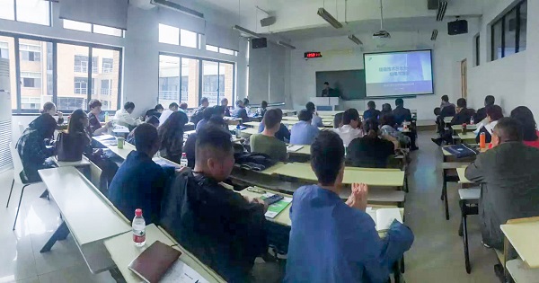 91视频网址入口营销中心副总监龙捷频为培训班作内容讲解 91视频网址入口营销中心副总监龙捷频为培训班作内容讲解