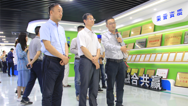 谢主任一行参观91视频网址入口展厅 谢主任一行参观91视频网址入口展厅