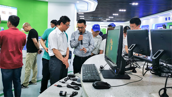 谢主任一行参观91视频网址入口展厅 谢主任一行参观91视频网址入口展厅