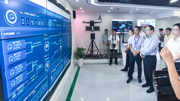 王副市长听取托普人员讲解 王副市长听取托普人员讲解