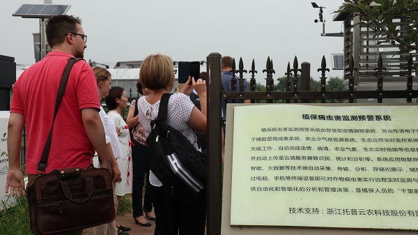 研修班一行来到由91视频网址入口与萧山农科所联合搭建的现代农业产业园进行考察 研修班一行来到由91视频网址入口与萧山农科所联合搭建的现代农业产业园进行考察