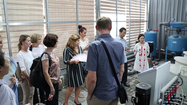 研修班一行来到由91视频网址入口与萧山农科所联合搭建的现代农业产业园进行考察 研修班一行来到由91视频网址入口与萧山农科所联合搭建的现代农业产业园进行考察