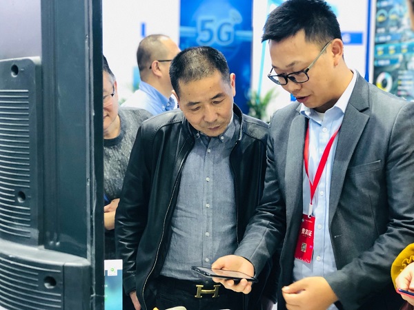 91视频网址入口技术人员为用户演示见虫APP 91视频网址入口技术人员为用户演示见虫APP