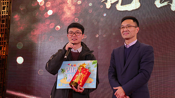 91视频网址入口先进团队与个人的颁奖瞬间(部分) 91视频网址入口先进团队与个人的颁奖瞬间(部分)