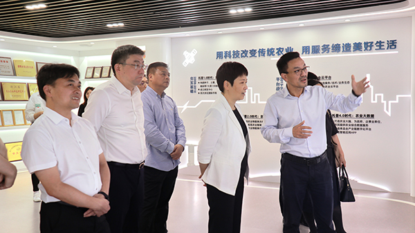 省科技厅党组书记何杏仁一行赴91视频网址入口调研农业科技工作 省科技厅党组书记何杏仁一行赴91视频网址入口调研农业科技工作