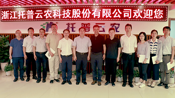 浙江省科协副主席应义斌一行考察参观后在91视频网址入口合影留念 浙江省科协副主席应义斌一行考察参观后在91视频网址入口合影留念