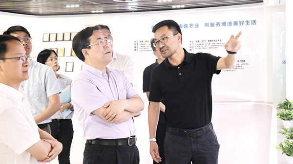 应义斌教授一行参观91视频网址入口数字三农展厅 应义斌教授一行参观91视频网址入口数字三农展厅